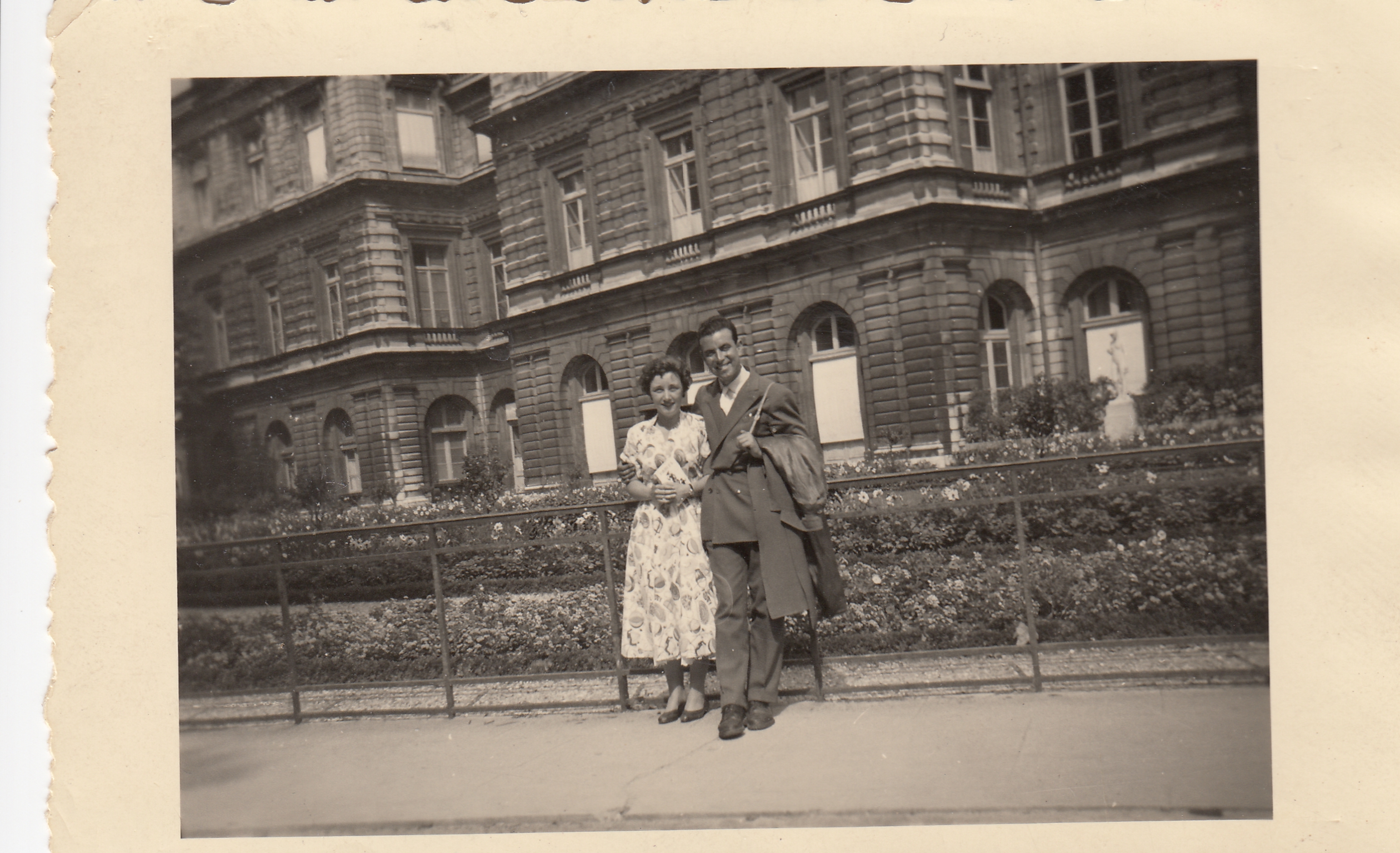 Ben_and_me_at_Palais_de_Luxembourg-Paris_August_1955.jpg